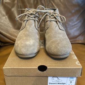 Toms Desert Wedge taupe suede bootie, youth size 3